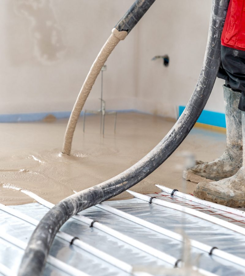 application of concrete on the floor on underfloor heating.
